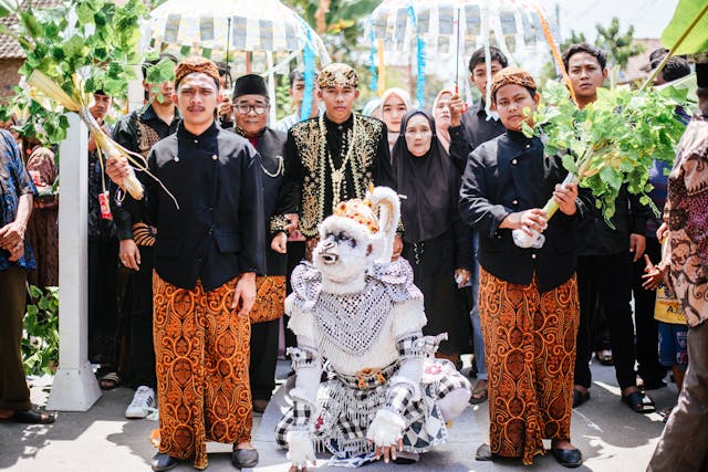 Mengenal 4 Jenis Beskap Jawa dan Aksesori Pelengkap Pengantin Pria yang Wajib Diketahui