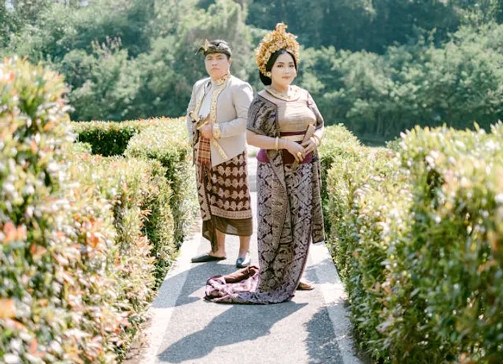 Prewedding Jawa Kontemporer: Tampil Memukau dengan Palet Warna Vibran