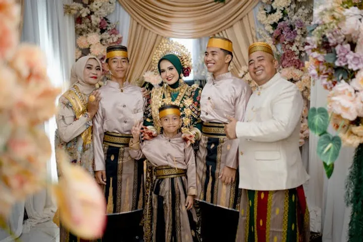 Tinggal Bersama Mertua atau Pisah Rumah Setelah Menikah? Ini Pandangan Islam
